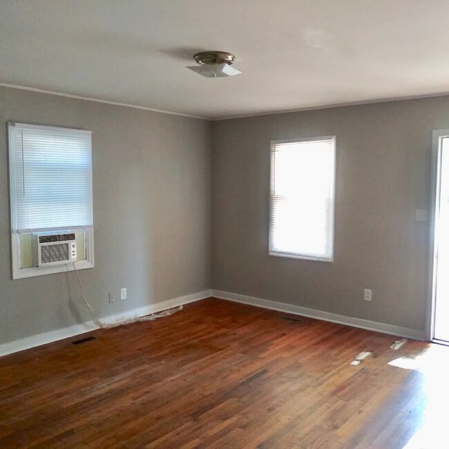 Building Photo - Updated Apartment 2 Bedrooms, First Floor ...
