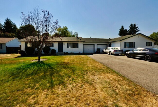 Foto del edificio - 3 bed 2 bath rancher duplex close to Hayden Lake
