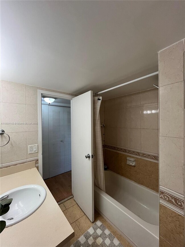 Building Photo - 2 bedroom in North miami FL 33181