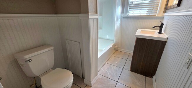Foto del edificio - Adorable 3 Bedroom Bungalow Across from Mercy Hospital $1395!!!