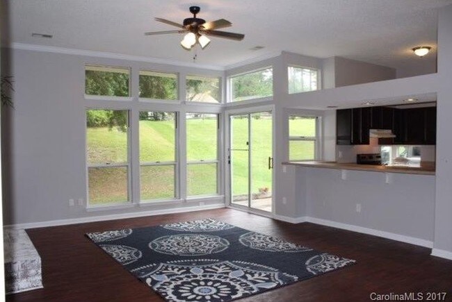 Foto del edificio - 5925 Old Meadow Rd