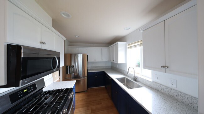 Building Photo - 4 Bed 2.5 Bath - Dog Friendly - Groups - N...