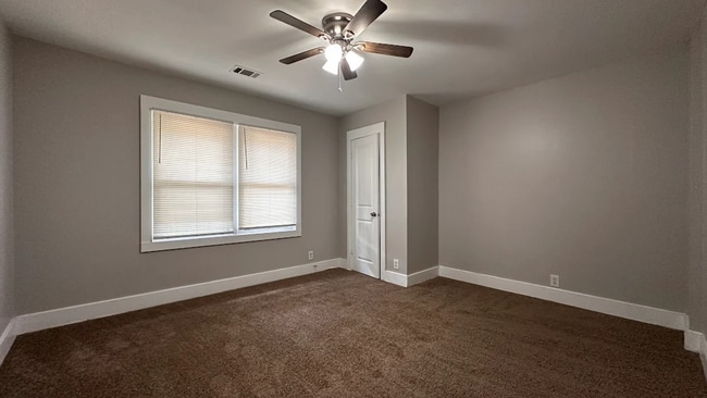Building Photo - 4 bedrooms & 3 bath in Decatur!