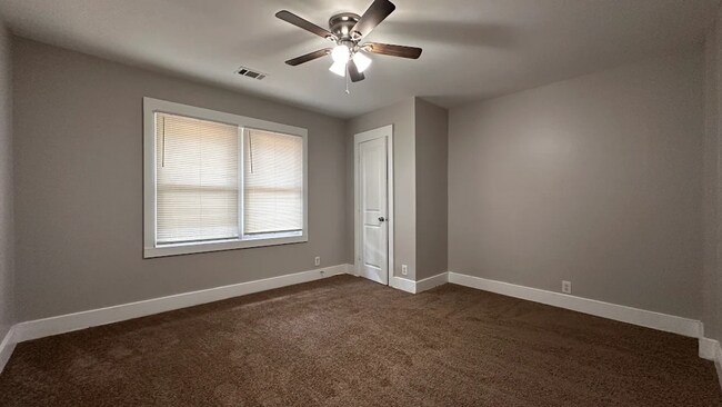 Foto del edificio - 4 bedrooms & 3 bath in Decatur!