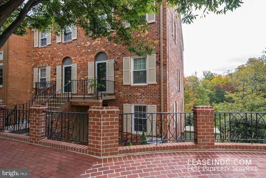 Primary Photo - 3299 Sutton Pl NW