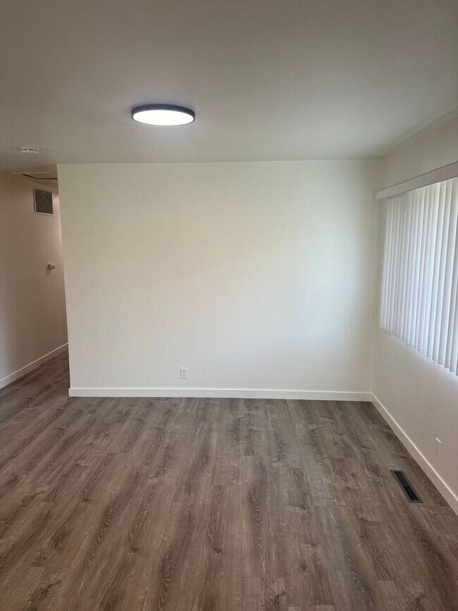 Foto del edificio - Stunning 4-bedroom, 2-bathroom