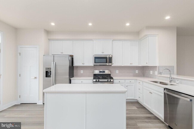 Building Photo - 14020 Sunrise Valley Dr