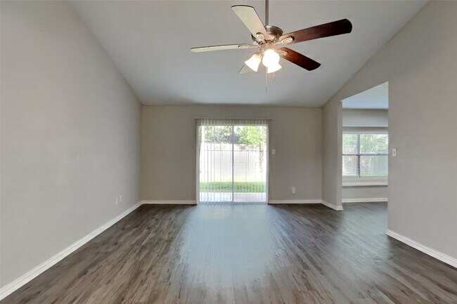 Foto del edificio - 635 Stonewall Dr