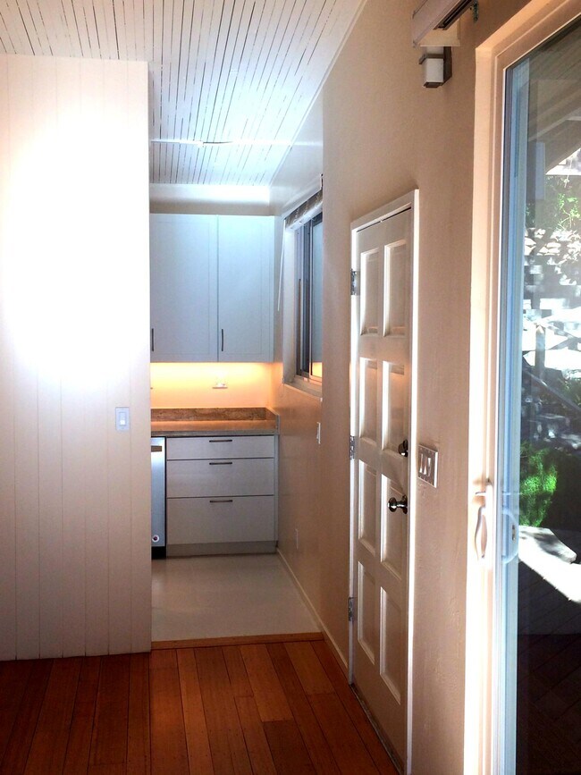 Vista de la cocina desde la sala de estar - 626 Main St