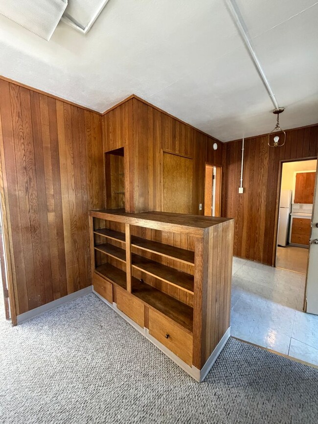 Building Photo - Super Cool Downtown Apartment!2 Bedroom, 1 Bathroom Apartment with Secure Entrance