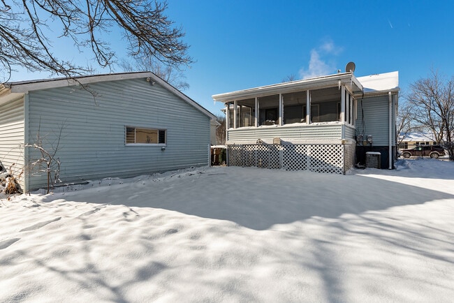 Building Photo - 121 N Cedar Ln