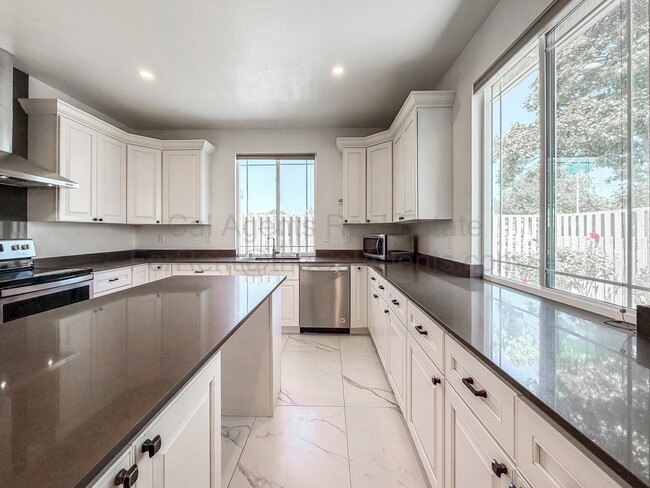 Building Photo - 4207 Queen Anne Dr