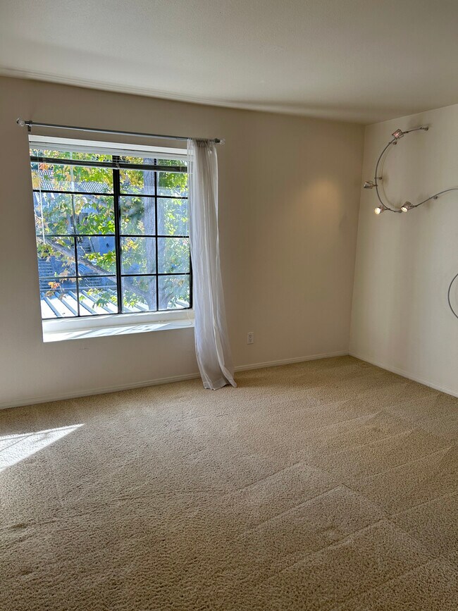 Building Photo - 15032 Avenida Venusto