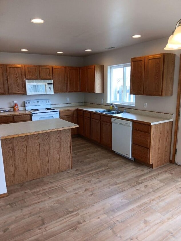 Primary Photo - Three bedroom townhome with fenced backyard
