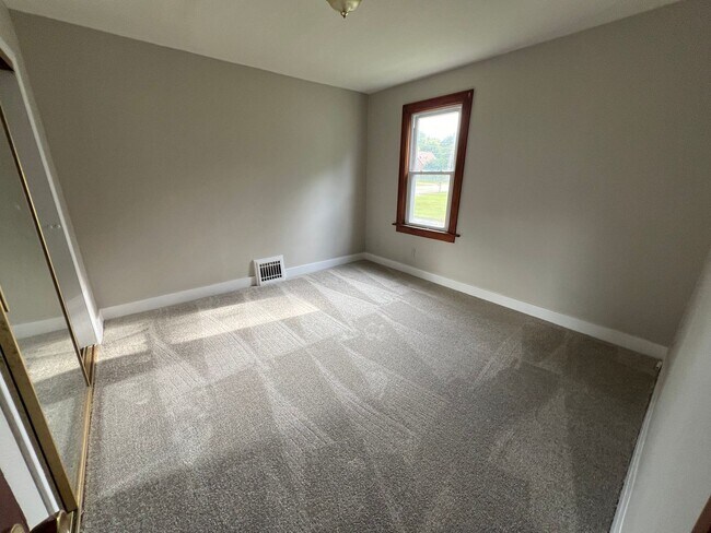 Foto del edificio - 2 bedroom / 1 bathroom Home with detached ...