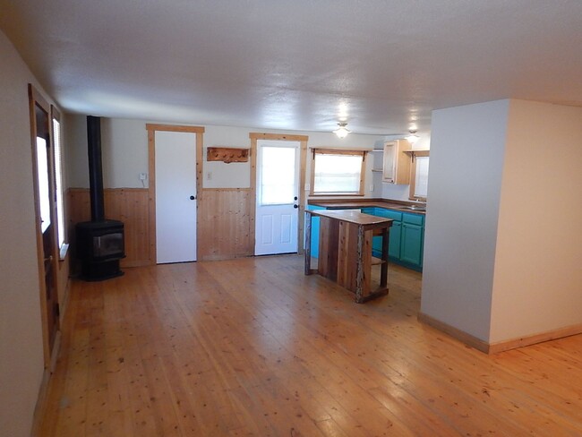 Building Photo - 3 Bedroom, 1 Bathroom Less Than A Block Fr...