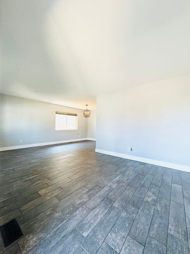 Foto del edificio - Cute 3 bedroom/ 1.5 bath Ranch Style House with 2 car attached garage in Windsor, CO