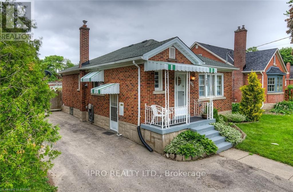 Photo du bâtiment - 444 Stirling Ave S