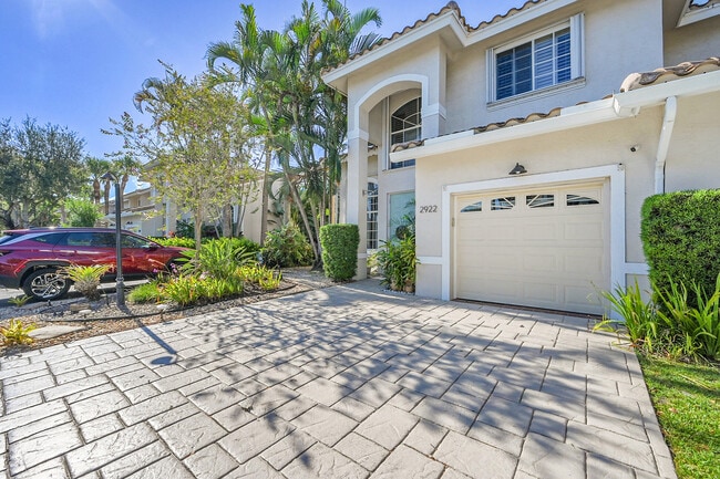 Foto del edificio - 2922 Port Royale Ln S
