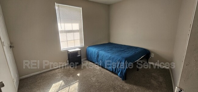 Photo - 933 N Dearborn St Apartment