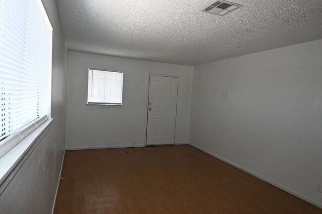 Building Photo - 2 Bedroom Apt- Downtown -  NO PETS