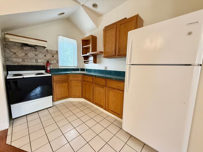 Foto del edificio - Spacious 1-Bedroom Apartment with Private ...