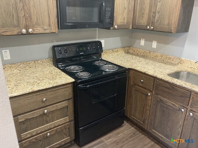 Building Photo - 2710 S Clear Creek Rd