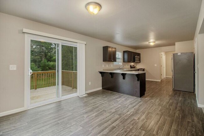 Foto del edificio - 7063 Primrose Ln