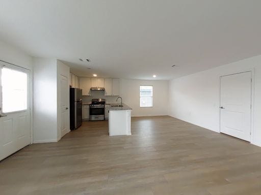 Foto del edificio - Modern Family Home with Gas Cooktop, 2-Car...