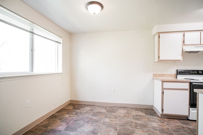 Foto del edificio - Live by the Lake-- Quiet Corvallis Living - REDUCED RENT!