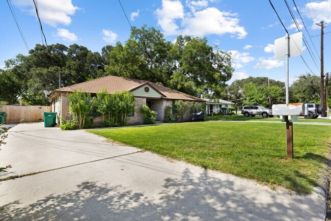 Building Photo - Charming 2-Bedroom Home in Boerne, Texas: ...