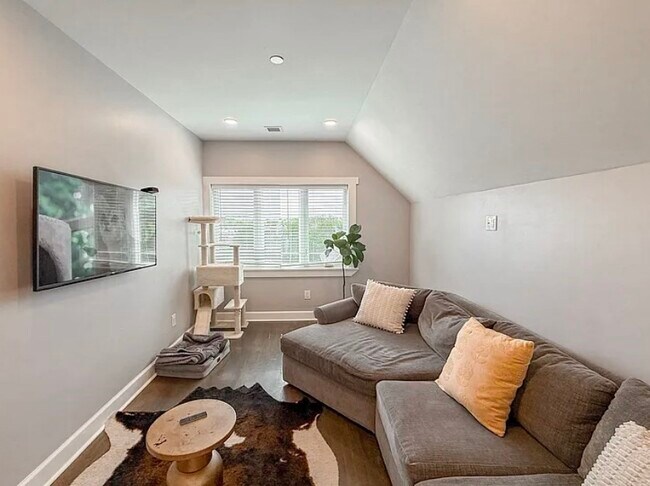 Building Photo - 468 Salem St