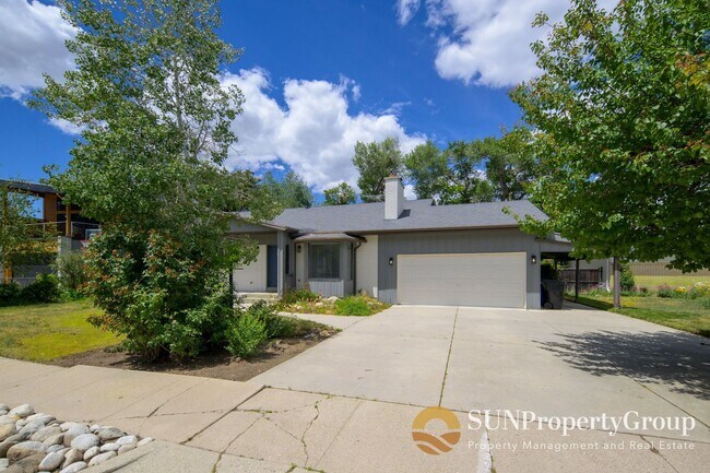 Foto del edificio - Stunning Remodeled Home in Desirable Cottonwood Heights!