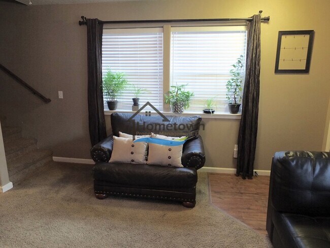 Building Photo - Beautiful 3 Bed 2.5 Bath Home w/ 2 Car Gar...