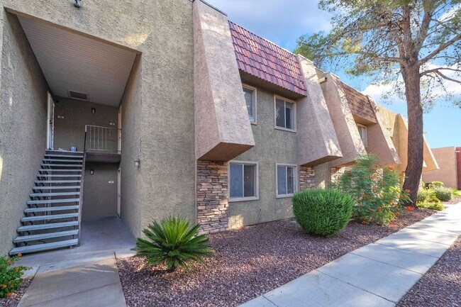 Foto del edificio - Modern Condo in Guard-Gated Community!