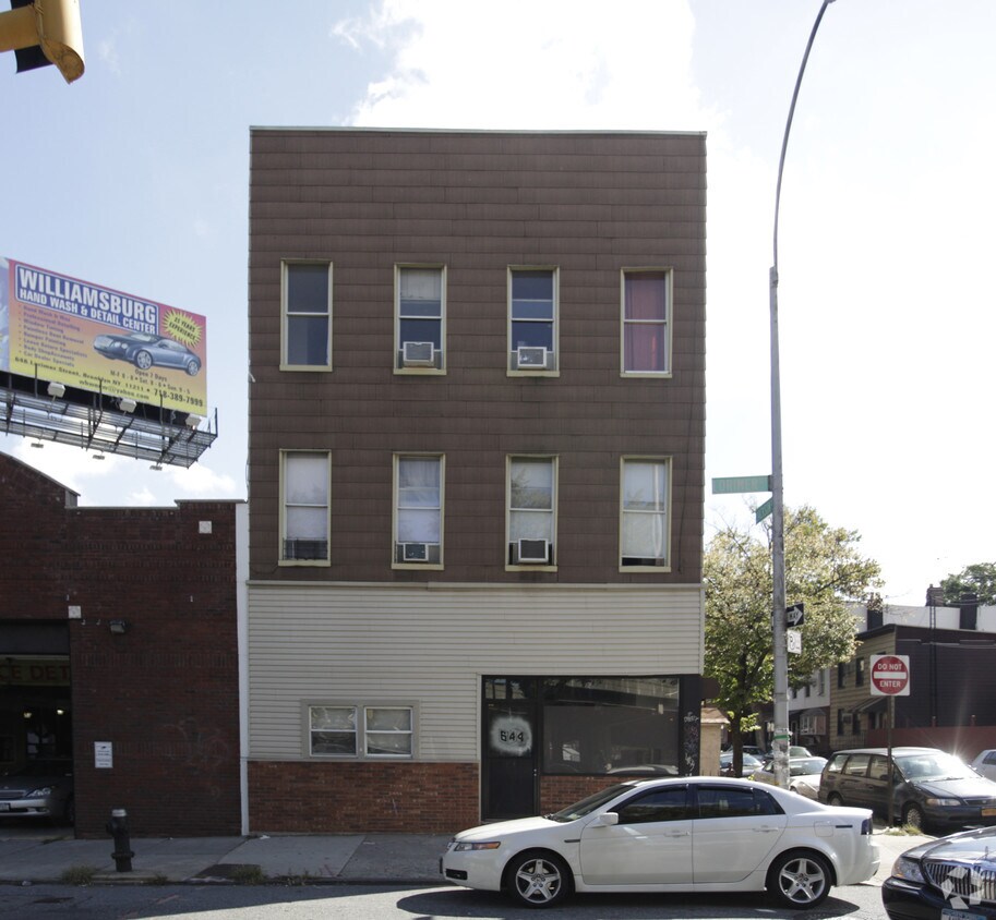 Building Photo - 644 Lorimer St