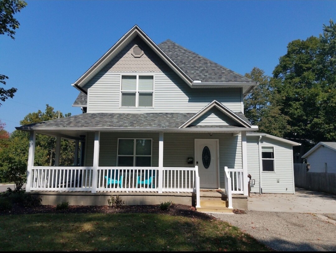 Fully furnished! Available for rent end of Sept/beginning of Oct through 1st week of May - 503 Chambers St