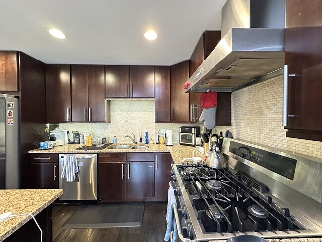 Foto del edificio - 907 N Damen Ave