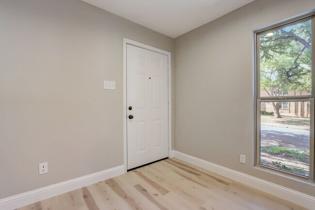 Building Photo - 5814 Sandhurst Ln