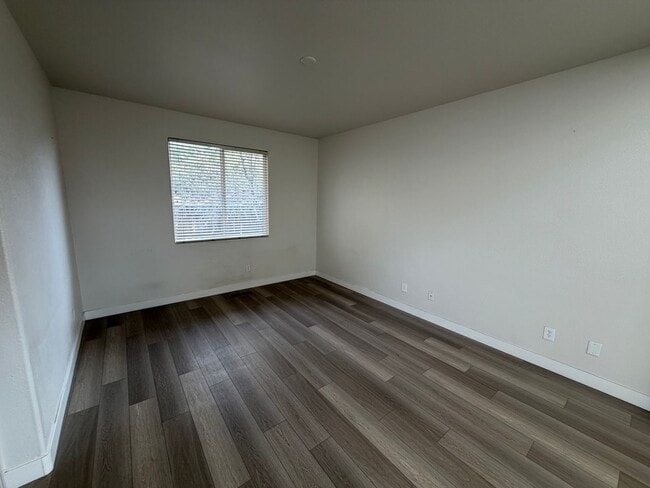 Building Photo - 3 Bedroom 2.5 Bathroom Home in Northwest Reno!