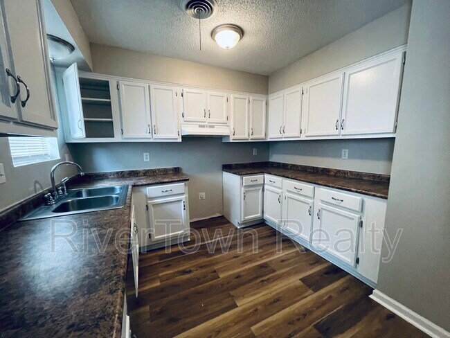 Building Photo - 3120 Briarwood Dr