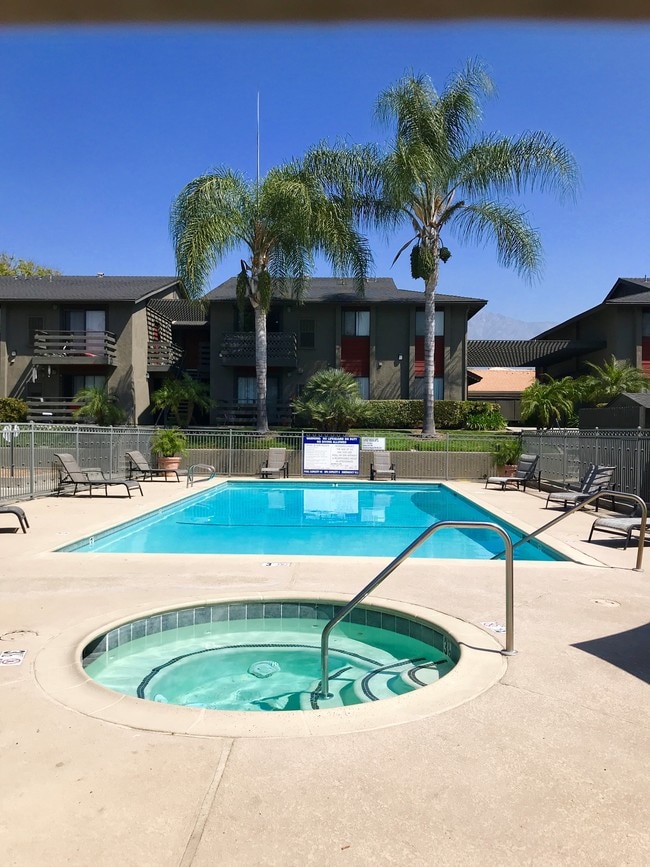 Piscina y spa - Sunset Ridge Apartments