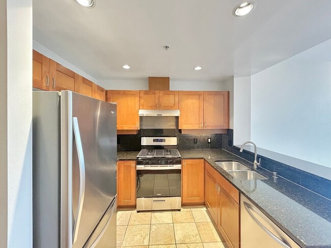 Building Photo - Beautiful 2BD/2BA W/ A/C, Reserved Parking, and Private Balcony in Bankers Hill!