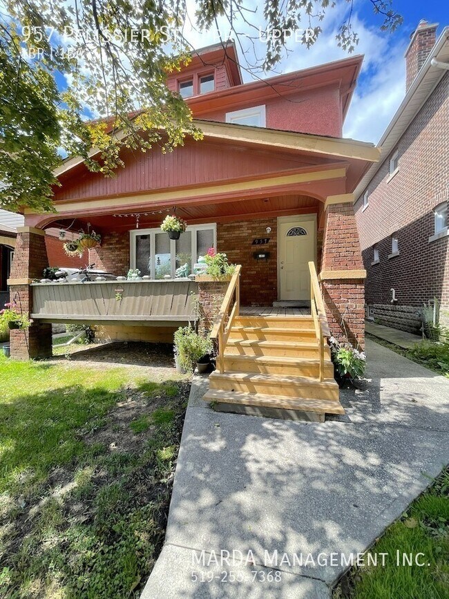 Photo du bâtiment - MODERN 1 BED/1 BATH UPPER UNIT - DOWNTOWN PLUS HYDRO & GAS