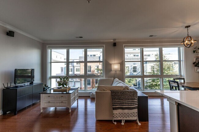 Foto del edificio - 2 Bed, 2 Bath Condo Bathed in Natural Light
