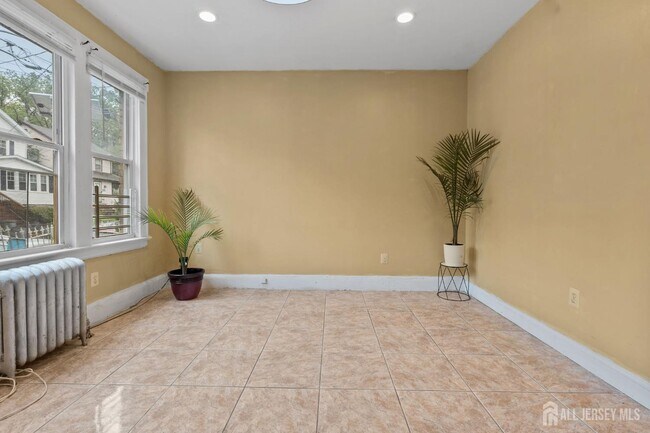 Foto del edificio - 213 Maple Ave