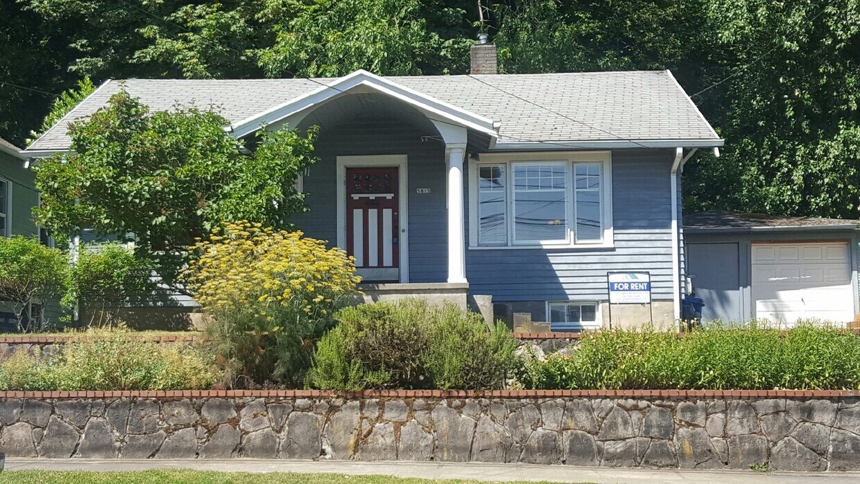 Foto principal - Charming 2 Bedroom 2 bath home with finish...