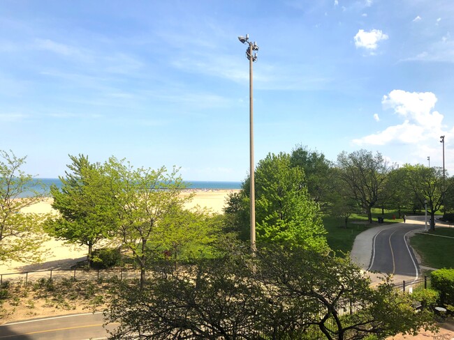 ¡Sendero/carril para bicicletas de Lincoln Park a la vuelta de la esquina! - 5757 N Sheridan Rd