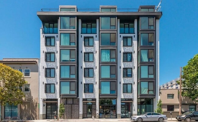 Building Photo - Roof Top Deck, High Ceiling with New Appli...