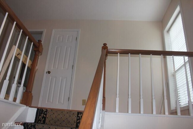 Building Photo - 2 br, 1 bath Condo - 1325 Weatherstone Dr NE,